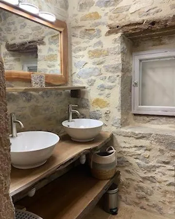 Le Clos Des Pierres Dorees *