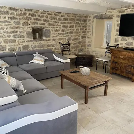 Le Clos Des Pierres Dorees
